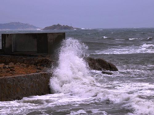 9月20日,臺風(fēng)登陸后,福建漳州漳浦縣古雷港碼頭驚濤拍打礁石。當(dāng)日7時,今年第11號臺風(fēng)“凡亞比”在福建漳浦縣古雷鎮(zhèn)再次登陸,登陸時近中心最大風(fēng)力12級(35米/秒)。受此影響,福建沿海已出現(xiàn)9-10級大風(fēng)。沿海地區(qū)出現(xiàn)中雨到大雨,局部暴雨。氣象部門提醒,“凡亞比”是今年以來影響我國強(qiáng)度最強(qiáng)的臺風(fēng),有關(guān)單位要特別加強(qiáng)防范強(qiáng)風(fēng)、暴雨的不利影響。截至發(fā)稿時,福建省防指尚未接到險情和災(zāi)情報告。新華社記者 魏培全 攝