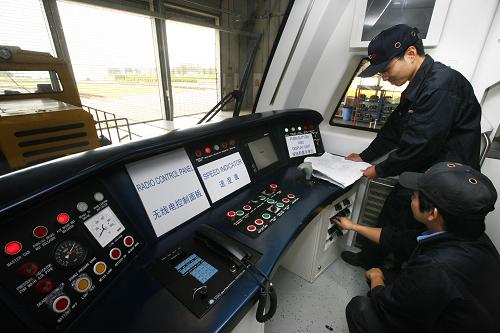 9月30日,技術(shù)人員正在出口地鐵列車的駕駛室內(nèi)調(diào)試設(shè)備。近日,上海首個出口地鐵列車項目——伊朗德黑蘭地鐵列車在上海阿爾斯通交通設(shè)備有限公司下線,這標(biāo)志著上海軌道交通裝備首次進(jìn)入海外市場。據(jù)了解,伊朗德黑蘭地鐵列車項目由上海阿爾斯通交通設(shè)備有限公司生產(chǎn)的列車共98輛,集中了中國多年來開發(fā)地鐵列車的新結(jié)構(gòu)、新工藝、新材料。新華社記者 裴鑫 攝