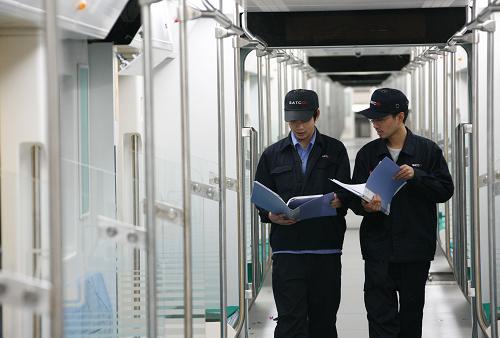 9月30日,技術(shù)人員正在出口地鐵列車的車廂內(nèi)檢查設(shè)備。近日,上海首個出口地鐵列車項目——伊朗德黑蘭地鐵列車在上海阿爾斯通交通設(shè)備有限公司下線,這標(biāo)志著上海軌道交通裝備首次進(jìn)入海外市場。據(jù)了解,伊朗德黑蘭地鐵列車項目由上海阿爾斯通交通設(shè)備有限公司生產(chǎn)的列車共98輛,集中了中國多年來開發(fā)地鐵列車的新結(jié)構(gòu)、新工藝、新材料。新華社記者 裴鑫 攝