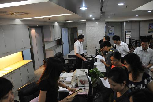 9月30日,外來務(wù)工人員在深圳市職業(yè)介紹中心窗口前辦理申報積分入戶的相關(guān)手續(xù)。當(dāng)日,深圳外來務(wù)工人員積分入戶申報工作啟動,符合申報條件的外來務(wù)工人員可選擇單位申報或個人申報方式申請積分入戶。根據(jù)9月1日公布的《深圳市外來務(wù)工人員積分入戶試行辦法》,外來工可按照規(guī)定獲得積分,分值達到60分以上的,即可以積分形式申請辦理招工入戶。新華社記者 吳俊 攝