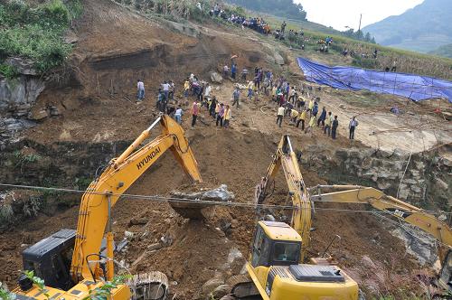 10月5日,大型機械設(shè)備在塌方現(xiàn)場施工。當(dāng)日凌晨,川黔鐵路貴州桐梓段因連續(xù)降雨發(fā)生山體滑坡被迫中斷。截至發(fā)稿時,已有6趟列車停運或?qū)⑼_\,部分列車?yán)@行或折返,鐵路部門將全力做好乘客退票或改簽工作。新華社發(fā)(王迪 攝)