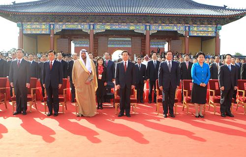 10月12日,中共中央總書記、國家主席胡錦濤等中央領(lǐng)導(dǎo)同志在北京天壇出席第16屆亞運會火炬點燃暨火炬?zhèn)鬟f啟動儀式。新華社記者 樊如鈞 攝
