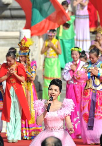 10月12日,第16屆亞運(yùn)會(huì)火炬點(diǎn)燃暨火炬?zhèn)鬟f活動(dòng)啟動(dòng)儀式在北京天壇舉行。新華社記者 黃敬文 攝