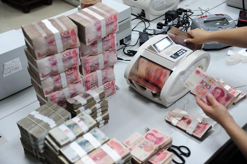 海南瓊海市的一名銀行職員正在清點(diǎn)人民幣(10月14日攝)。中國(guó)人民銀行19日晚間宣布,自2010年10月20日起上調(diào)金融機(jī)構(gòu)人民幣存貸款基準(zhǔn)利率。其中,金融機(jī)構(gòu)一年期存款基準(zhǔn)利率上調(diào)0.25個(gè)百分點(diǎn),由現(xiàn)行的2.25%提高到2.50%;一年期貸款基準(zhǔn)利率上調(diào)0.25個(gè)百分點(diǎn),由現(xiàn)行的5.31%提高到5.56%;除活期存款利率未調(diào)整外,其他各檔次存貸款基準(zhǔn)利率均相應(yīng)調(diào)整。這是我國(guó)央行時(shí)隔3年后的首度加息。新華社發(fā)(蒙鐘德 攝)