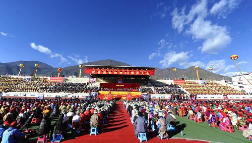 10月23日,慶祝昌都解放60周年大會在昌都鎮(zhèn)舉行。當(dāng)日,西藏昌都地區(qū)解放60周年大型慶?;顒釉诓嫉貐^(qū)津昌體育文化活動中心隆重舉行。1950年10月19日西藏昌都解放,五星紅旗第一次在雪域高原升起,為和平解放西藏奠定了堅(jiān)實(shí)的基礎(chǔ)。新華社記者 格桑達(dá)瓦 攝