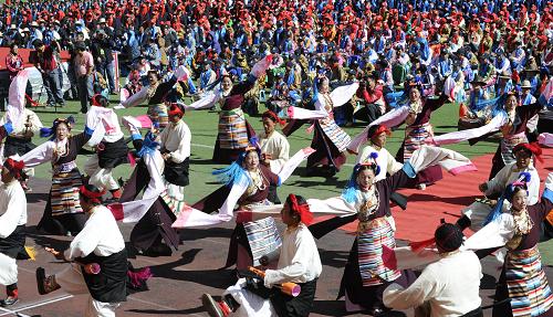 10月23日,慶祝昌都解放60周年大會上農(nóng)牧民群眾跳起傳統(tǒng)的弦子舞。當(dāng)日,西藏昌都地區(qū)解放60周年大型慶祝活動在昌都地區(qū)津昌體育文化活動中心隆重舉行。1950年10月19日西藏昌都解放,五星紅旗第一次在雪域高原升起,為和平解放西藏奠定了堅(jiān)實(shí)的基礎(chǔ)。新華社記者 格桑達(dá)瓦 攝