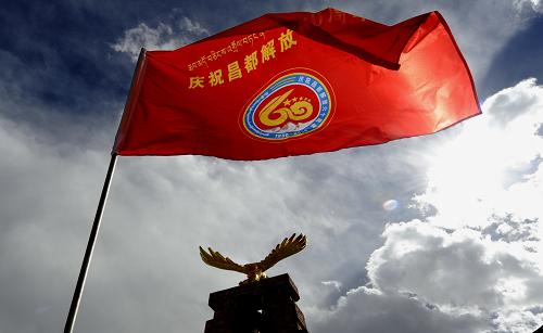 10月23日,昌都地區(qū)天津廣場上飄揚(yáng)著60周年大慶彩旗。當(dāng)日,西藏昌都地區(qū)解放60周年大型慶?;顒釉诓嫉貐^(qū)津昌體育文化活動中心隆重舉行。1950年10月19日西藏昌都解放,五星紅旗第一次在雪域高原升起,為和平解放西藏奠定了堅(jiān)實(shí)的基礎(chǔ)。新華社記者 普布扎西 攝