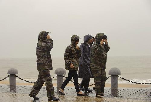 10月23日,廈門(mén)市防臺(tái)人員在環(huán)島路巡查,防止游客在危險(xiǎn)區(qū)域觀潮。當(dāng)日12時(shí)55分,今年第13號(hào)臺(tái)風(fēng)“鲇魚(yú)”在福建省漳浦縣六鰲鎮(zhèn)登陸,登陸時(shí)近中心最大風(fēng)力13級(jí)(風(fēng)速38米/秒),未來(lái)將向北偏西方向移動(dòng),強(qiáng)度逐漸減弱。新華社記者 姜克紅 攝