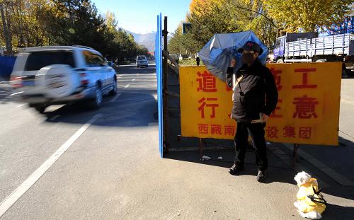 10月25日,一輛汽車從拉薩市民族南路施工路段旁開過。民族南路是拉薩主要街道之一,該路改造工程全長1.125公里。日前,拉薩市部分道路進(jìn)行改造工程,改造內(nèi)容包括道路、給排水、路燈、景觀綠化、管線入地等項(xiàng)目,預(yù)計(jì)將于2011年4月完工。屆時(shí),拉薩市城市功能將更加完善。新華社記者 覺果 攝