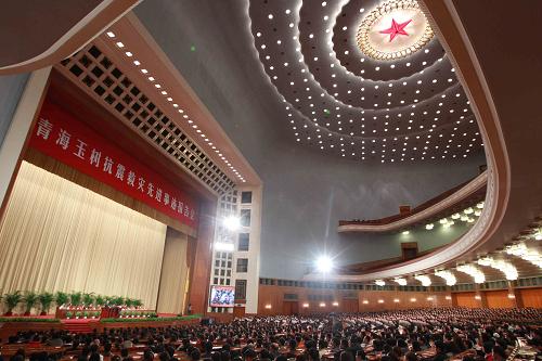 10月26日,中宣部、國家民委、人力資源和社會(huì)保障部、解放軍總政治部、青海省委聯(lián)合主辦的青海玉樹抗震救災(zāi)先進(jìn)事跡報(bào)告會(huì)在北京人民大會(huì)堂舉行。這是報(bào)告會(huì)現(xiàn)場(chǎng)(10月26日攝)。新華社記者 劉衛(wèi)兵 攝