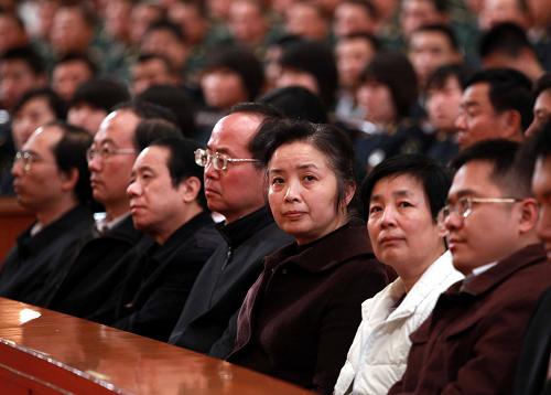 10月26日,中宣部、國家民委、人力資源和社會(huì)保障部、解放軍總政治部、青海省委聯(lián)合主辦的青海玉樹抗震救災(zāi)先進(jìn)事跡報(bào)告會(huì)在北京人民大會(huì)堂舉行。首都各界人士在認(rèn)真聽會(huì)(10月26日攝)。新華社記者 劉衛(wèi)兵 攝