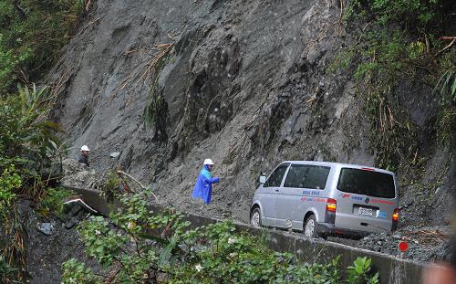10月26日,失聯(lián)珠海游客家屬代表及有關(guān)人員的車(chē)輛駛過(guò)114.5公里處。當(dāng)日,抵達(dá)臺(tái)灣的失聯(lián)珠海游客家屬代表及有關(guān)人員在蘇花公路塌方地段112.8公里-116公里處了解情況。臺(tái)方有關(guān)人員在現(xiàn)場(chǎng)向失聯(lián)家屬介紹目前的搜救情況。新華社記者 何俊昌 攝
