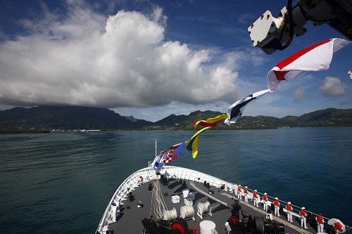 10月27日,中國海軍“和平方舟”號醫(yī)院船駛抵塞舌爾維多利亞港。中國海軍“和平方舟”號醫(yī)院船當(dāng)日抵達塞舌爾共和國首都維多利亞,開始進行為期5天的友好訪問和人道主義醫(yī)療服務(wù)。這是自1976年中塞建交以來,中國海軍艦艇首次訪問塞舌爾。塞舌爾位于印度洋西南部,由115個大小島嶼組成,屬典型的熱帶雨林氣候,素有“印度洋明珠”之稱。新華社記者 查春明 攝