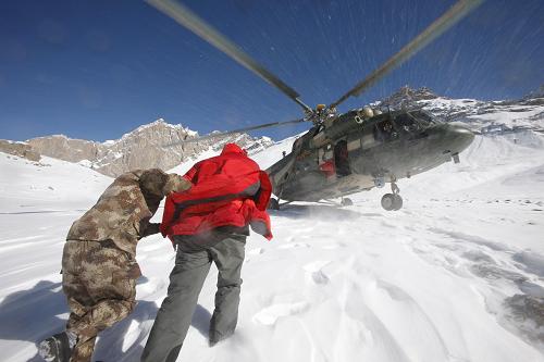10月27日,新疆軍區(qū)陸航某部機(jī)械師陳剛(左)將一名被困的工程師帶上直升機(jī)。10月27日13時(shí)許,新疆軍區(qū)陸航某部的直升機(jī)在位于拜城縣黑英山鄉(xiāng)附近山溝(阿克蘇地區(qū)拜城縣與伊犁哈薩克自治州特克斯縣交界處),成功解救3名被困的中國(guó)交通設(shè)計(jì)院工程師。10月21日,中國(guó)交通設(shè)計(jì)院3名工程師在考察新疆“十二五”重點(diǎn)公路建設(shè)項(xiàng)目——伊犁至阿克蘇公路路線(xiàn)方案時(shí),遭遇暴雪被困。新華社記者 李翔 攝
