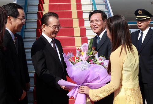 10月28日,中國(guó)國(guó)務(wù)院總理溫家寶乘專機(jī)抵達(dá)越南河內(nèi)內(nèi)排國(guó)際機(jī)場(chǎng),出席將于28日至30日在這里舉行的東亞領(lǐng)導(dǎo)人系列會(huì)議。新華社記者 龐興雷 攝