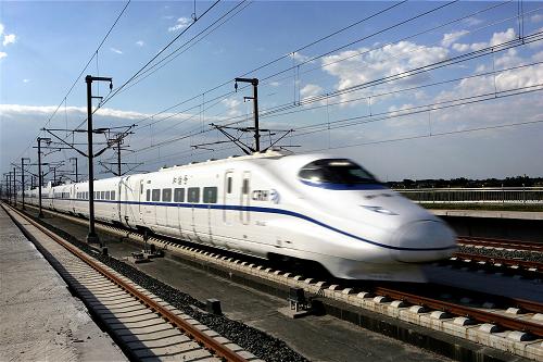 最高時速350公里的京津城際鐵路列車在行駛中(資料照片)。京津城際高鐵開通兩年來,大運量、高密度、公交化運輸組織模式,加快了京津冀經(jīng)濟一體化進程。渤海灣畔,天津濱海新區(qū),總投資1.5萬億元的10個重大建設(shè)項目打響了開發(fā)開放攻堅戰(zhàn),中國北方新的增長極——天津濱海新區(qū)進入了由點到面、由局部到整體全面開發(fā)建設(shè)的新階段。渤海灣畔,曹妃甸,一棟棟高樓拔地而起,一座座現(xiàn)代化工廠落成開工,“十一五”期間,這里迎來了翻天覆地的變化,短短幾年間,它從一個默默無聞的荒島變成中外知名的“渤海明珠”。渤海灣畔,黃河三角洲,這里開發(fā)如火如荼,正在建設(shè)高效生態(tài)經(jīng)濟示范區(qū)、特色產(chǎn)業(yè)基地。新華社發(fā)
