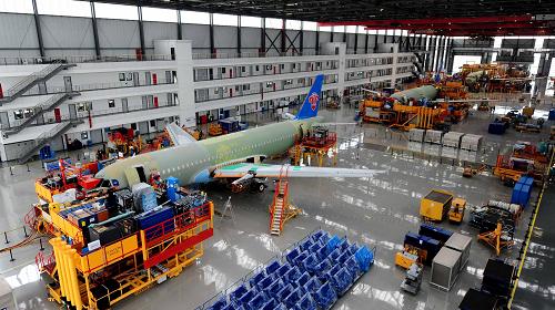 這是正在進行空客A320飛機總裝的空客飛機天津總裝廠(2010年9月7日攝)。新華社記者 劉海峰 攝