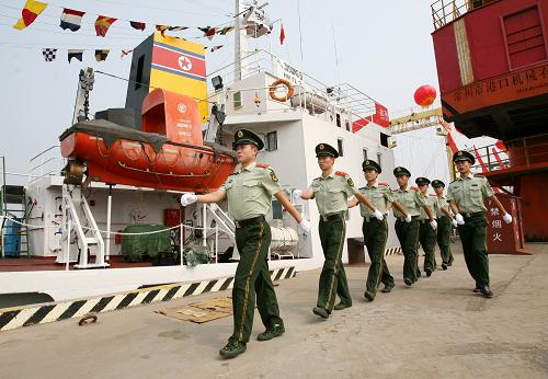 這是2009年7月28日,濰坊邊檢站執(zhí)勤官兵在對出入境船舶實施監(jiān)護。當(dāng)日,山東濰坊港口岸碼頭迎來首艘外籍貨輪,標志著濰坊港口岸正式對外開放,成為山東省“十一五”期間實現(xiàn)對外開放的唯一海港口岸。新華社發(fā)