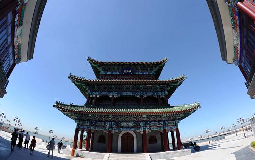 已開街納客的天津“濱海鯉魚門”海鮮美食街的望海樓(8月15日攝)。天津濱海新區(qū)“十大戰(zhàn)役”中的中心漁港項目取得階段性成果,中心漁港重要配套設(shè)施“濱海鯉魚門”海鮮美食街已初展風(fēng)姿。新華社發(fā)