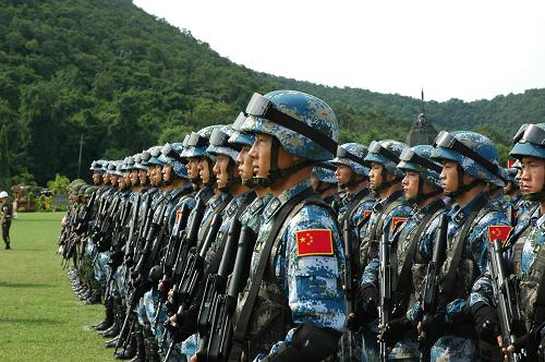 10月28日,在泰國(guó)梭桃邑海軍陸戰(zhàn)隊(duì)訓(xùn)練基地,中國(guó)參訓(xùn)隊(duì)員在代號(hào)為“藍(lán)色突擊—2010”的中泰海軍陸戰(zhàn)隊(duì)聯(lián)合訓(xùn)練開始儀式上。當(dāng)天,“藍(lán)色突擊—2010”中泰海軍陸戰(zhàn)隊(duì)聯(lián)合訓(xùn)練在泰國(guó)梭桃邑海軍陸戰(zhàn)隊(duì)訓(xùn)練基地正式開始。新華社記者 朱麗 攝