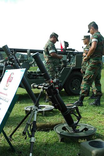 10月28日,在泰國(guó)梭桃邑海軍陸戰(zhàn)隊(duì)訓(xùn)練基地,泰國(guó)參訓(xùn)隊(duì)員在代號(hào)為“藍(lán)色突擊—2010”的中泰海軍陸戰(zhàn)隊(duì)聯(lián)合訓(xùn)練開始儀式上展示參訓(xùn)武器。當(dāng)天,“藍(lán)色突擊—2010”中泰海軍陸戰(zhàn)隊(duì)聯(lián)合訓(xùn)練在泰國(guó)梭桃邑海軍陸戰(zhàn)隊(duì)訓(xùn)練基地正式開始。新華社記者 朱麗 攝