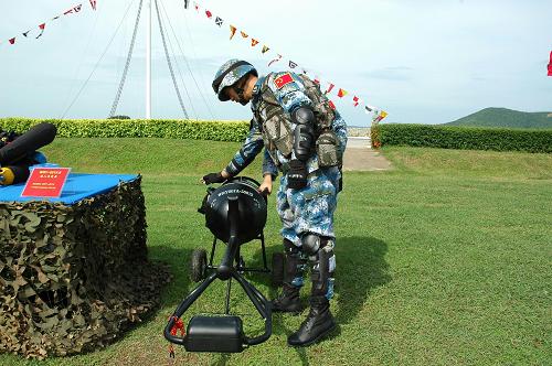10月28日,在泰國(guó)梭桃邑海軍陸戰(zhàn)隊(duì)訓(xùn)練基地,中國(guó)參訓(xùn)隊(duì)員在代號(hào)為“藍(lán)色突擊—2010”的中泰海軍陸戰(zhàn)隊(duì)聯(lián)合訓(xùn)練開始儀式上展示參訓(xùn)武器。當(dāng)天,“藍(lán)色突擊—2010”中泰海軍陸戰(zhàn)隊(duì)聯(lián)合訓(xùn)練在泰國(guó)梭桃邑海軍陸戰(zhàn)隊(duì)訓(xùn)練基地正式開始。新華社記者 朱麗 攝