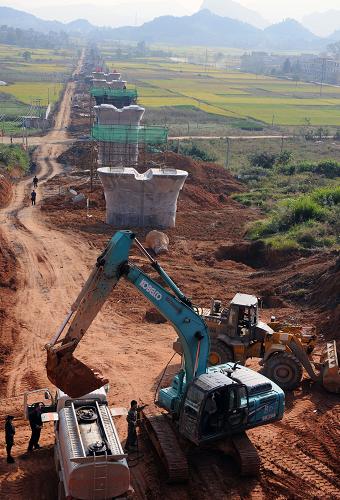 10月28日,中鐵第四工程局員工在滬昆鐵路客運專線宜春段工地施工。全國鐵路重點建設(shè)工程滬昆客運專線華東段在浙江和江西境內(nèi)工程目前全面開工,數(shù)千名建設(shè)者奮戰(zhàn)一線,確保工程實現(xiàn)優(yōu)質(zhì)、高效建設(shè)。滬昆客運專線是國家《中長期鐵路網(wǎng)規(guī)劃》中“四縱四橫”的快速客運通道之一,途經(jīng)上海、杭州、南昌、長沙、貴陽、昆明等6座省會城市和直轄市。線路全長2066公里,全線為復(fù)線電氣化鐵路,設(shè)計時速350公里,總投資超過3000億元。新華社記者 王雷 攝