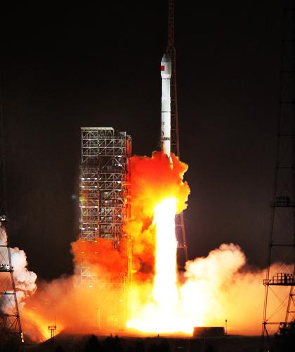 11月1日0時26分,我國在西昌衛(wèi)星發(fā)射中心用長征三號丙運(yùn)載火箭成功將第六顆北斗導(dǎo)航衛(wèi)星送入太空。這是我國今年連續(xù)發(fā)射的第4顆北斗導(dǎo)航系統(tǒng)組網(wǎng)衛(wèi)星。北斗衛(wèi)星導(dǎo)航系統(tǒng)是目前全球衛(wèi)星導(dǎo)航系統(tǒng)四大供應(yīng)商之一,是中國獨(dú)立發(fā)展、自主運(yùn)行的全球衛(wèi)星導(dǎo)航系統(tǒng),同時也是國家正在建設(shè)的重要空間信息基礎(chǔ)設(shè)施。北斗衛(wèi)星導(dǎo)航系統(tǒng)將于2012年前具備亞太地區(qū)區(qū)域服務(wù)能力;2020年左右,具備覆蓋全球的服務(wù)能力。新華社發(fā)(王玉磊 攝)