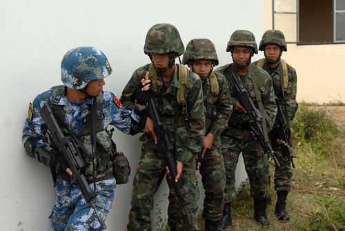 在泰國(guó)尖竹汶府轄區(qū)的泰國(guó)海軍陸戰(zhàn)隊(duì)第16基地,中泰海軍陸戰(zhàn)隊(duì)員開展城市街區(qū)搜索訓(xùn)練(10月31日攝)。 10月30日起,為期5天的中泰海軍陸戰(zhàn)隊(duì)混編同訓(xùn)全面展開,雙方演練實(shí)彈射擊、機(jī)動(dòng)巡邏與反伏擊、城市作戰(zhàn)、排查爆炸物和要員警衛(wèi)等反恐作戰(zhàn)中常見的課目訓(xùn)練。新華社發(fā)(李唐 攝)