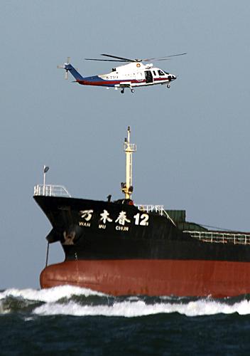 11月2日,中國海上救助B—7313直升救助飛機(jī)在“萬木春12”號(hào)貨輪上空準(zhǔn)備實(shí)施救援。當(dāng)日凌晨,“萬木春12”號(hào)貨輪遭遇大風(fēng)走錨向南漂移1000多米后,在山東威海雙島灣入??谕?00米處擱淺,機(jī)艙漏水,14名船員被困。威海海事局海上搜救中心、當(dāng)?shù)毓?10接到求救電話后,立即啟動(dòng)海上救助應(yīng)急預(yù)案,協(xié)調(diào)多部門聯(lián)動(dòng)實(shí)施營(yíng)救。新華社發(fā)(于啟波 攝)