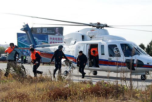 11月2日,在山東威海影視城一停車場(chǎng),獲救的船員在飛行救助隊(duì)救援人員的指揮下走下飛機(jī)。當(dāng)日凌晨,“萬木春12”號(hào)貨輪遭遇大風(fēng)走錨向南漂移1000多米后,在山東威海雙島灣入??谕?00米處擱淺,機(jī)艙漏水,14名船員被困。威海海事局海上搜救中心、當(dāng)?shù)毓?10接到求救電話后,立即啟動(dòng)海上救助應(yīng)急預(yù)案,協(xié)調(diào)多部門聯(lián)動(dòng)實(shí)施營(yíng)救。新華社發(fā)(于啟波 攝)