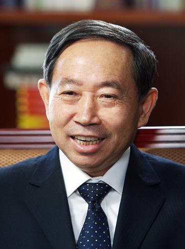 教育部部長袁貴仁接受采訪(11月8日攝)。2010年,是我國從“十一五”邁向“十二五”的重要轉(zhuǎn)折點(diǎn),也是貫徹落實(shí)《國家中長期教育改革和發(fā)展規(guī)劃綱要(2010—2020年)》的第一年。在這一關(guān)鍵節(jié)點(diǎn),我們應(yīng)如何總結(jié)過去5年,又該如何展望未來5年,記者就此對(duì)教育部部長袁貴仁進(jìn)行了采訪。新華社發(fā)(鮑效農(nóng) 攝)
