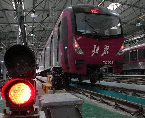 11月10日拍攝的北京地鐵亦莊線車輛段整裝待發(fā)的地鐵列車。 目前,北京地鐵亦莊線正在進行通車前的一系列實驗工作,各項指標達到設計要求,這是目前國內首條使用自主知識產(chǎn)權自動控制系統(tǒng)的城市軌道交通線路。據(jù)悉,2010年底前北京將有地鐵亦莊線、房山線、昌平線、大興線和地鐵15號線5條新線路投入運營。隨著這些新線路的開通,北京地鐵運營里程將超過300公里。新華社發(fā)(譚小兵 攝)