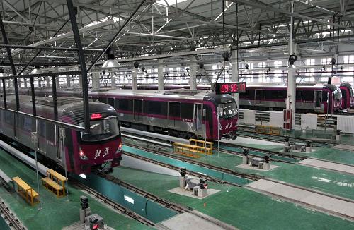 11月10日拍攝的北京地鐵亦莊線車輛段整裝待發(fā)的地鐵列車。目前,北京地鐵亦莊線正在進行通車前的一系列實驗工作,各項指標達到設計要求,這是目前國內首條使用自主知識產(chǎn)權自動控制系統(tǒng)的城市軌道交通線路。據(jù)悉,2010年底前北京將有地鐵亦莊線、房山線、昌平線、大興線和地鐵15號線5條新線路投入運營。隨著這些新線路的開通,北京地鐵運營里程將超過300公里。新華社發(fā)(譚小兵 攝)