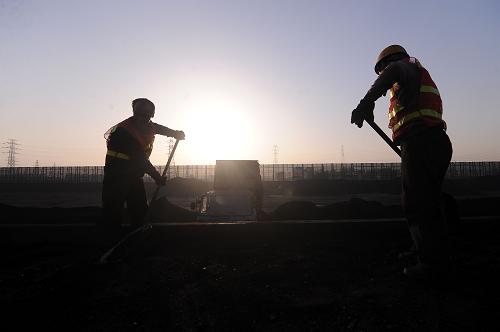 11月12日,在太原北站的一個煤炭裝車點,兩位工人在列車上整煤。進入冬季供暖、用電高峰期以來,各地煤炭需求量不斷上升,山西煤炭外運的鐵路通道全力應(yīng)對用煤高峰。據(jù)太原鐵路局介紹,為保障煤炭運輸工作,太原北站將加強編組、充分調(diào)配車輛,并聯(lián)系北站派出所增派民警加強沿線巡邏。新華社記者 范敏達 攝