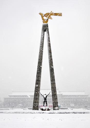 11月13日,長(zhǎng)春市文化廣場(chǎng)上的雕塑披上銀裝。從11月12日夜開始,吉林省出現(xiàn)暴雪天氣,各地公路交通受到嚴(yán)重影響,部分高速公路臨時(shí)關(guān)閉,大量長(zhǎng)途客運(yùn)汽車停運(yùn),長(zhǎng)春龍嘉國(guó)際機(jī)場(chǎng)也已關(guān)閉。長(zhǎng)春市公安局交警支隊(duì)啟動(dòng)惡劣天氣紅色應(yīng)急預(yù)案,全體外勤人員上崗指揮交通。新華社記者 齊海山 攝