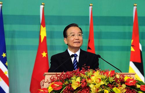 11月13日,國(guó)務(wù)院總理溫家寶在澳門出席中國(guó)—葡語(yǔ)國(guó)家經(jīng)貿(mào)合作論壇(澳門)第三屆部長(zhǎng)級(jí)會(huì)議開幕式并發(fā)表主旨演講。新華社記者 饒愛民 攝