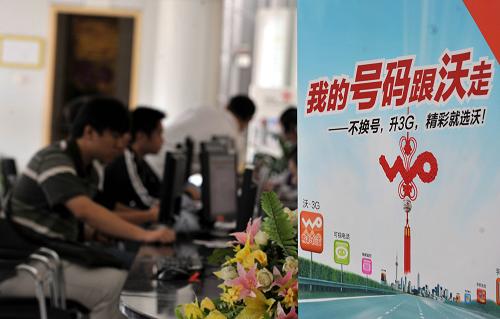 這是海口市海甸五西路聯通營業(yè)廳中擺放的攜號轉網廣告牌(11月22日攝)。11月22日,面向移動網用戶的號碼攜帶試驗工作在海南、天津正式啟動,其中海南實行“單向轉網”,天津實行“雙向轉網”。本次手機號碼攜帶試驗工作時間為6個月,試驗結束后,移動網間號碼攜帶業(yè)務在海南和天津兩地將繼續(xù)實施。新華社記者 郭程 攝