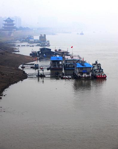 長(zhǎng)沙市湘江沿岸停靠的船只(11月24日攝)。據(jù)長(zhǎng)沙水文站監(jiān)測(cè)數(shù)據(jù)顯示,截至11月24日8時(shí),湘江長(zhǎng)沙段水位已經(jīng)回升到25.11米,高出城市供水警戒線0.01米。據(jù)了解,受冷暖氣流共同影響,近日湖南省大部分地區(qū)都被小到中雨籠罩,干渴的湘江也在雨水的滋潤(rùn)下逐漸恢復(fù)活力,再加上上游東江水庫(kù)持續(xù)下泄補(bǔ)充,目前湘江水位已經(jīng)緩慢回升,終結(jié)了持續(xù)二十多天的回落狀態(tài)。新華社記者 龍弘濤 攝