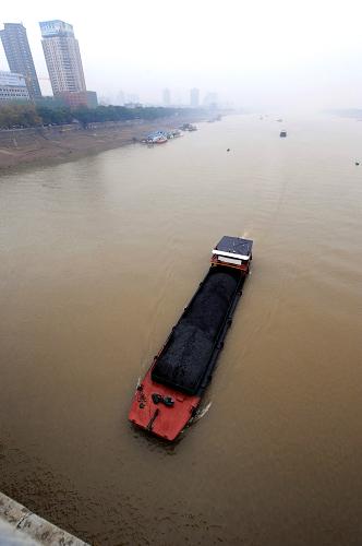 這是11月24日拍攝的湘江長(zhǎng)沙段主航道。據(jù)長(zhǎng)沙水文站監(jiān)測(cè)數(shù)據(jù)顯示,截至11月24日8時(shí),湘江長(zhǎng)沙段水位已經(jīng)回升到25.11米,高出城市供水警戒線0.01米。據(jù)了解,受冷暖氣流共同影響,近日湖南省大部分地區(qū)都被小到中雨籠罩,干渴的湘江也在雨水的滋潤(rùn)下逐漸恢復(fù)活力,再加上上游東江水庫(kù)持續(xù)下泄補(bǔ)充,目前湘江水位已經(jīng)緩慢回升,終結(jié)了持續(xù)二十多天的回落狀態(tài)。新華社記者 龍弘濤 攝