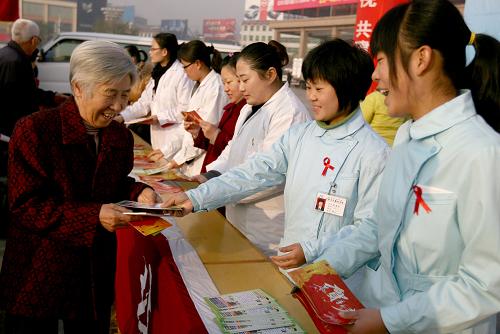 12月1日,在山西省運(yùn)城市南風(fēng)廣場,運(yùn)城市疾控中心的工作人員向市民發(fā)放預(yù)防艾滋病宣傳資料。當(dāng)日是第23個(gè)“世界艾滋病日”,山西省運(yùn)城市在南風(fēng)廣場開展預(yù)防艾滋病宣傳活動(dòng),通過發(fā)放資料、免費(fèi)檢測等多種形式,向市民普及艾滋病預(yù)防知識(shí)。新華社發(fā)(薛俊 攝)