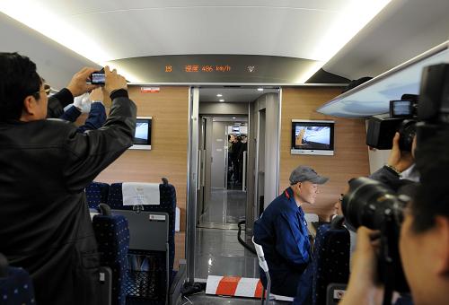 12月3日,在行進的“和諧號”CRH380A新一代高速動車組列車車廂內(nèi),顯示屏顯示列車時速達到486公里。當日上午11時30分許,新一代高速動車組“和諧號”CRH380A在京滬高鐵跑出486.1公里時速,打破該車此前保持的416.6公里的世界鐵路最高運營速度紀錄。新華社記者 陳樹根 攝