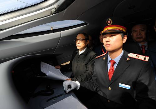 12月3日,司機(右)在駕駛高速動車組運行。當日上午11時30分許,新一代高速動車組“和諧號”CRH380A在京滬高鐵跑出486.1公里時速。這是繼今年9月28日滬杭高鐵試運行創(chuàng)下時速416.6公里之后,中國高鐵再次刷新世界鐵路運營試驗最高速。新華社記者 陳樹根 攝
