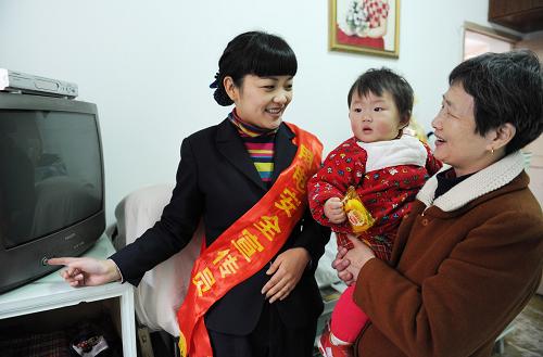 12月3日,一位志愿者向市民宣傳如何防范電器火災。12月5日國際志愿者日前夕,安徽馬鞍山市“黃綠紅”電力志愿者服務隊走進社區(qū),向社區(qū)居民宣傳冬季安全用電知識。新華社發(fā)(陶洋 攝)