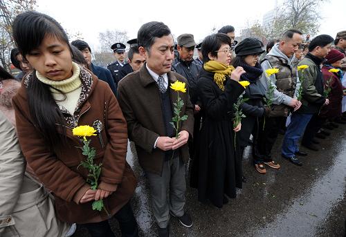 12月13日,各界群眾參加在“侵華日軍南京大屠殺中山碼頭遇難同胞紀(jì)念碑”前舉行的悼念儀式。 當(dāng)日,南京各界群眾集會(huì)悼念侵華日軍南京大屠殺30萬(wàn)同胞遇難73周年。在南京下關(guān)“侵華日軍南京大屠殺中山碼頭遇難同胞紀(jì)念碑”前的分會(huì)場(chǎng),來(lái)自各單位和街道社區(qū)的機(jī)關(guān)干部、市民群眾、部隊(duì)官兵及大屠殺幸存者代表一同舉行悼念儀式,憑吊遇難同胞。新華社記者 孫參 攝