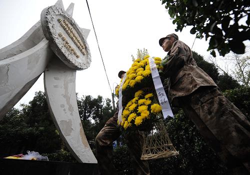 12月13日,部隊(duì)新兵代表向“侵華日軍南京大屠殺中山碼頭遇難同胞紀(jì)念碑”獻(xiàn)花籃。當(dāng)日,南京各界群眾集會(huì)悼念侵華日軍南京大屠殺30萬(wàn)同胞遇難73周年。在南京下關(guān)“侵華日軍南京大屠殺中山碼頭遇難同胞紀(jì)念碑”前的分會(huì)場(chǎng),來(lái)自各單位和街道社區(qū)的機(jī)關(guān)干部、市民群眾、部隊(duì)官兵及大屠殺幸存者代表一同舉行悼念儀式,憑吊遇難同胞。新華社記者 孫參 攝