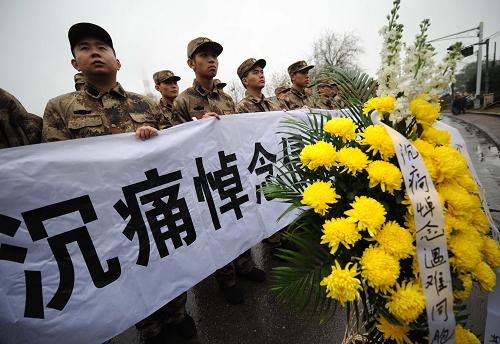 12月13日,部隊(duì)新兵參加在“侵華日軍南京大屠殺中山碼頭遇難同胞紀(jì)念碑”前舉行的悼念活動(dòng)。當(dāng)日,南京各界群眾集會(huì)悼念侵華日軍南京大屠殺30萬(wàn)同胞遇難73周年。在南京下關(guān)“侵華日軍南京大屠殺中山碼頭遇難同胞紀(jì)念碑”前的分會(huì)場(chǎng),來(lái)自各單位和街道社區(qū)的機(jī)關(guān)干部、市民群眾、部隊(duì)官兵及大屠殺幸存者代表一同舉行悼念儀式,憑吊遇難同胞。新華社記者 孫參 攝