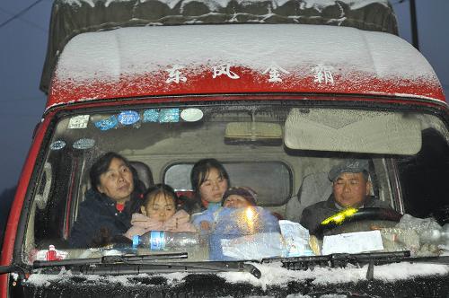1月17日晚,滯留凱里市境內(nèi)308省道凝凍路段一輛汽車內(nèi)的乘客焦急地等待通行。 當日,貴州省黔東南州凱里市迎來新一輪低溫降雪和凍雨天氣,至下午4時,境內(nèi)308省道278公里至285公里大部分路段路面出現(xiàn)嚴重結(jié)冰,2000多輛汽車被堵在長達6公里的路段。凱里路政除冰突擊隊員趕赴現(xiàn)場,撒鹽化冰,于當晚10點疏通所有滯留車輛。新華社發(fā)(陳沛亮 攝)