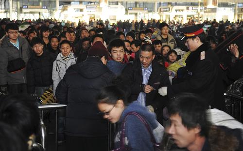 1月19日,在天津火車站,旅客排隊(duì)檢票進(jìn)站。 當(dāng)日,天津火車站進(jìn)入春運(yùn)第一天,預(yù)計(jì)上下車旅客達(dá)14萬人,客流以民工、學(xué)生為主。鐵路部門做好各項(xiàng)準(zhǔn)備工作及相關(guān)應(yīng)急預(yù)案,全員上崗保證旅客安全出行。新華社發(fā)(楊寶森 攝)