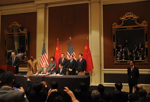 1月18日,在美國首都華盛頓,參加中美清潔能源論壇的中美企業(yè)正在簽署合作協(xié)議。當(dāng)日,“第二屆中美清潔能源務(wù)實(shí)合作戰(zhàn)略論壇:未來十年中美關(guān)系”(簡稱中美清潔能源論壇)在美國首都華盛頓開幕,與會(huì)的中美企業(yè)、研究機(jī)構(gòu)簽署多項(xiàng)清潔能源領(lǐng)域的合作協(xié)議,涉及高能效建筑、清潔煤、電動(dòng)汽車等領(lǐng)域。新華社記者 蔣旭峰 攝